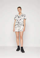 Picture of Pantaloncino Class Pathfinder Belted Bianco con Coyote da Donna The North Face